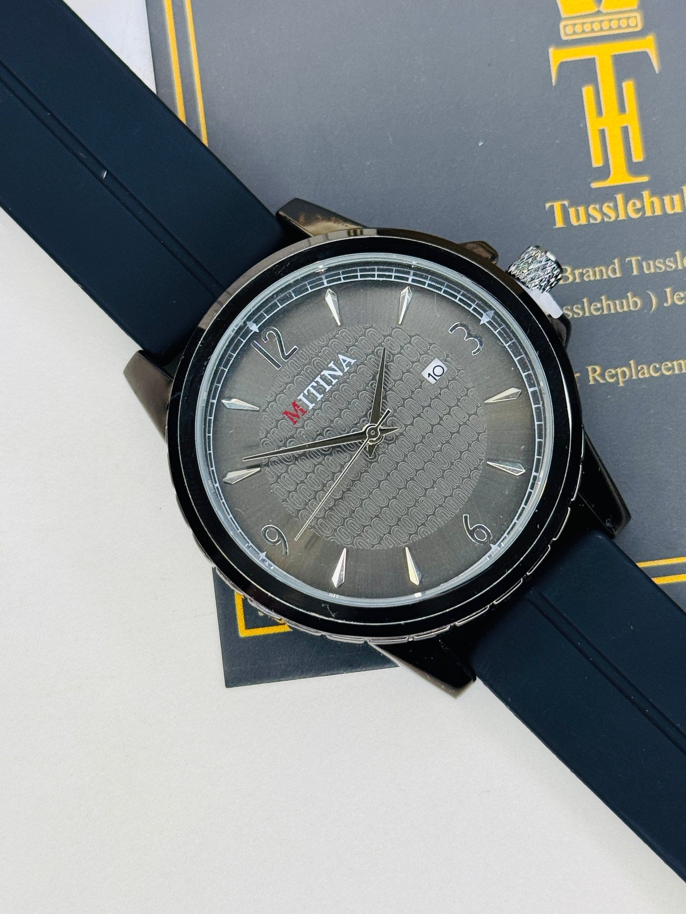 All Black Mitina Magnet Strap Watch